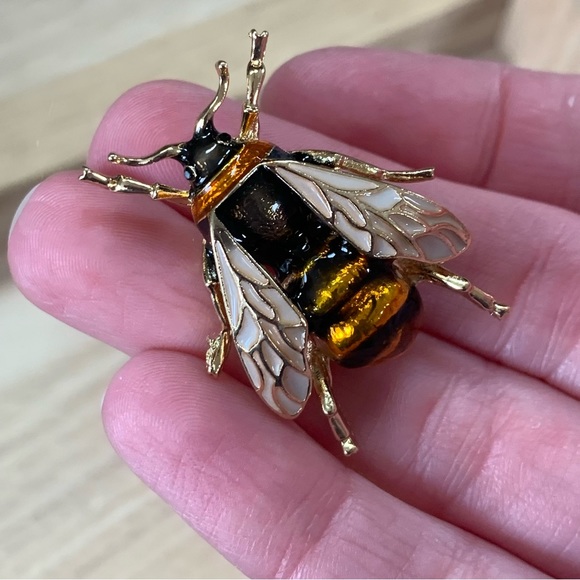 Adorable modern enamel painted gold tone metal Bee Bug Brooch Pin Spring Summer - Picture 6 of 6
